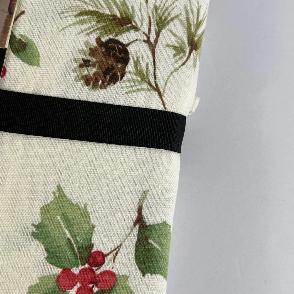 Ralph Lauren Festive Pinecone and Holly Tablecloth 60 x 84 seats 6-8